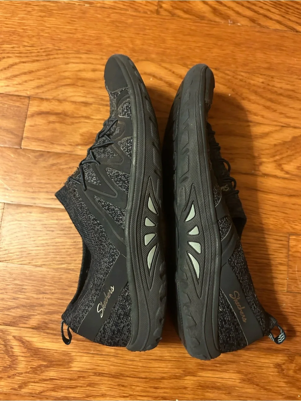 Sketchers Women’s Sz 7 Black & Blue Relaxed Fit Air Cooled Memory Sneakers